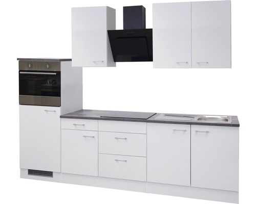 Kompletná kuchyňa s drezom, sporákom, rúrou, odsávačom pár a bielymi skrinkami