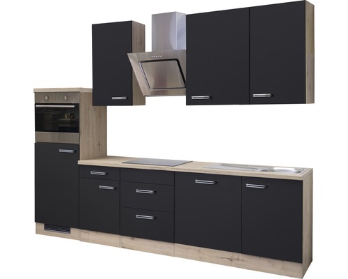 Moderná kuchynská linka s hornými a dolnými skrinkami, drezom, sporákom a digestorom.