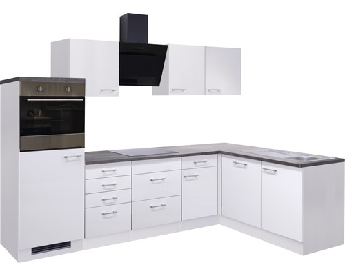 Kompletná kuchyňa s bielymi skrinkami, digestorom a rúrou