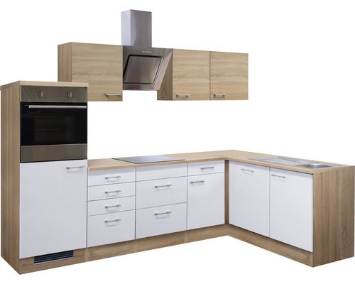 Kompletná kuchyňa s drezom, varnou doskou, digestorom a rúrou.