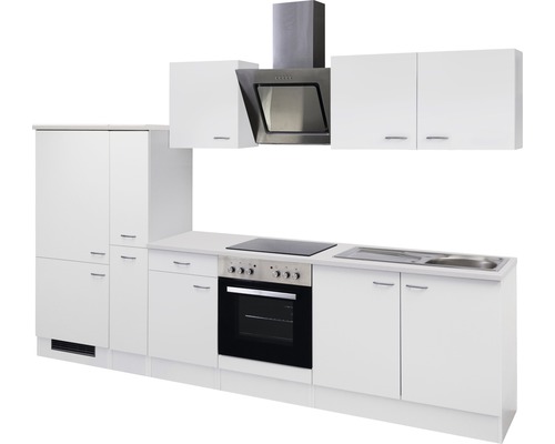 Biela kuchynská linka s digestorom a elektrickými spotrebičmi
