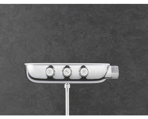 Sprchový panel na omietku s tromi regulátormi na ovládanie rôznych sprchovacích funkcií.