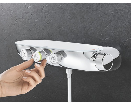 Sprchová armatúra s otočnými gombíkmi na ovládanie funkcií vody