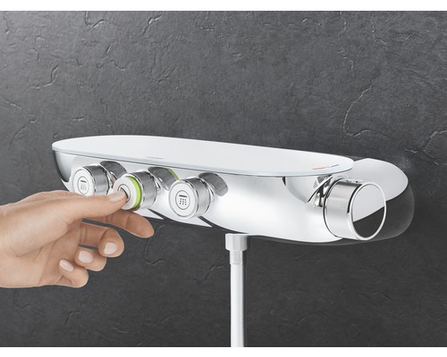 Nástenná sprchová armatúra s regulátormi na ovládanie sprchy a teploty