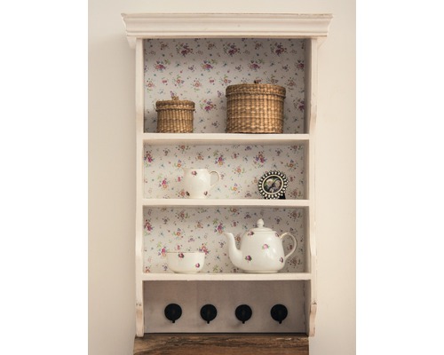 Polica s košmi, riadom a vešiakmi