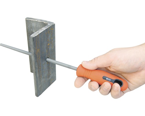 Okrúhly pilník prechádza otvorom v kovovom uholníku