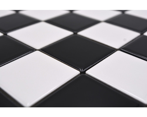 Detail štvorcových podlahových dlaždíc striedajúcich sa v čiernej a bielej farbe