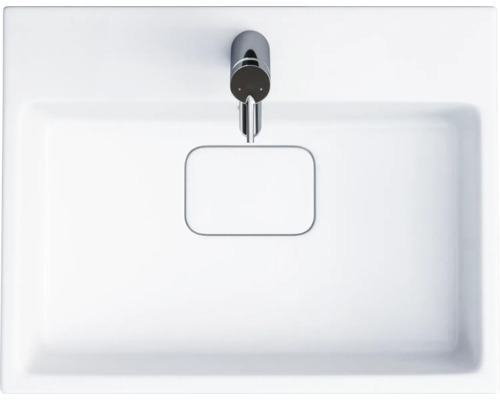 Pohľad zhora na biele keramické umývadlo s vodovodnou batériou