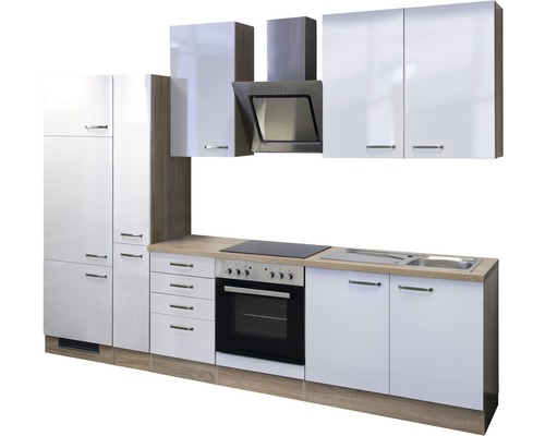 Vstavaná kuchyňa s vysokými skrinkami, digestorom, varnou doskou, rúrou a drezom