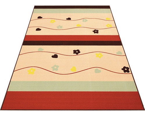 Koberec s pruhmi, srdiečkami a kvetinovým vzorom