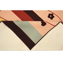 Koberec so vzorom pruhov, kvetov a srdiečok