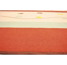 Detailný pohľad na koberec s farebnými vzormi