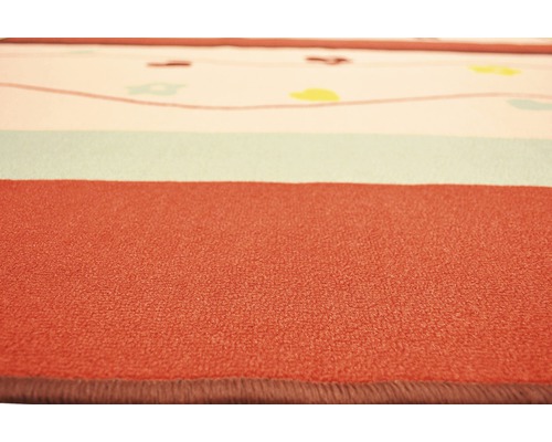 Detailný pohľad na koberec s farebnými vzormi