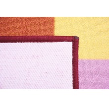 Detail farebného kúpeľňového koberca s geometrickým vzorom