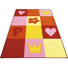Štvorcový detský koberec so srdcom, korunou, kvetinou a písmenom P
