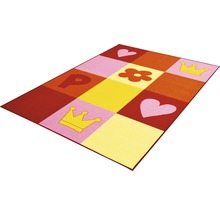 Koberec s detským motívom s korunou, srdcom, písmenom P a kvetinou