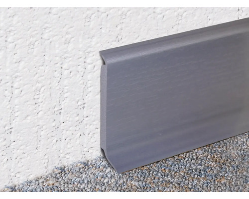 Sivá soklová lišta na stene