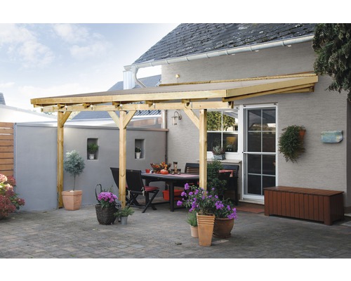 Zastrešená terasa s drevenou konštrukciou a záhradným nábytkom.