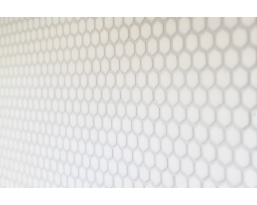 Detailný záber šesťuholníkových dlaždíc, ktoré tvoria rovnomerný vzor