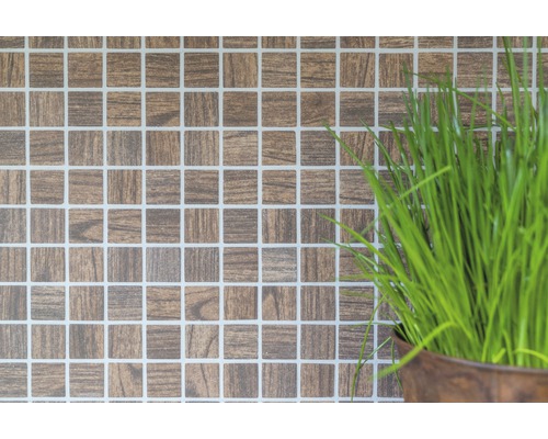 Štvorcová mozaiková dlaždica so vzhľadom dreva ako obklad stien