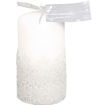 Dekoratívna stĺpová sviečka s háčkovanou čipkou a stuhou