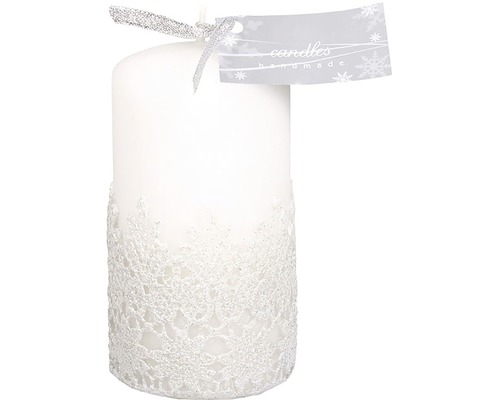 Vianočná sviečka valec čipka velur Ø7x14 cm matná biela Dekoratívna stĺpová sviečka s háčkovanou čipkou a stuhou
