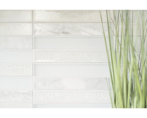 Detailný záber nástennej dlaždice s rôznymi povrchovými textúrami.