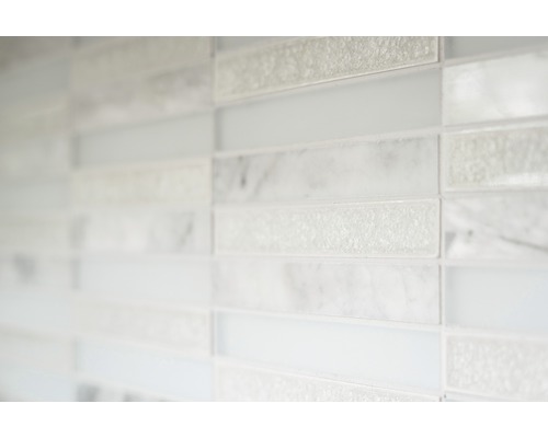 Detailný záber steny s mozaikovými dlaždicami v horizontálnom usporiadaní