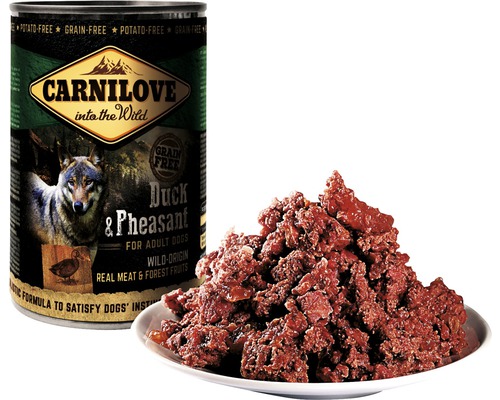 Carnilove vlhké krmivo kačica a bažant pre dospelých psov s receptúrou s mäsom vedľa porcie na tanieri.