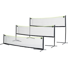 Tri badmintonové siete v rôznych výškach s čiernymi rámami a sieťami na kovových nohách