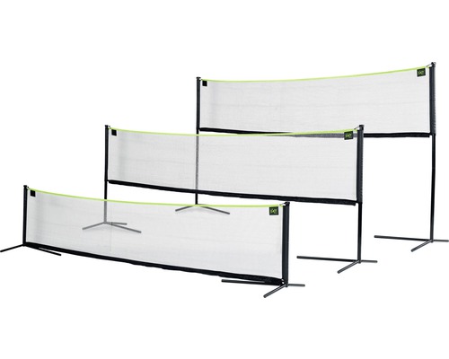 Tri badmintonové siete v rôznych výškach s čiernymi rámami a sieťami na kovových nohách