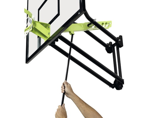 Detail basketbalového koša s nastavením výšky.