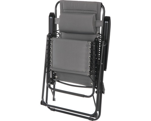 Sivé relaxačné kreslo s oceľovým rámom a vankúšom