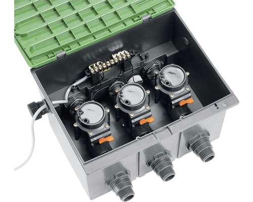 Ovládanie zavlažovania pre záhradu s tromi ventilmi v jednom kryte.