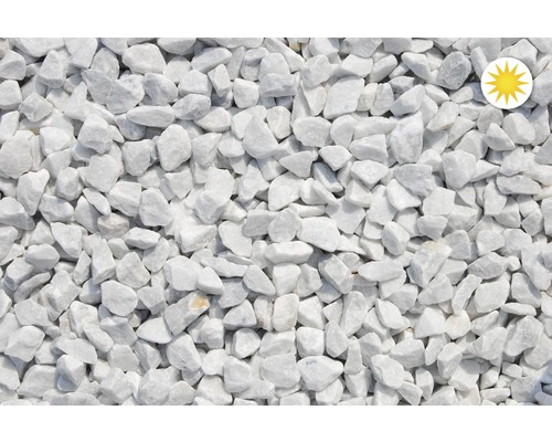 Detailný záber bielych okrasných kamienkov