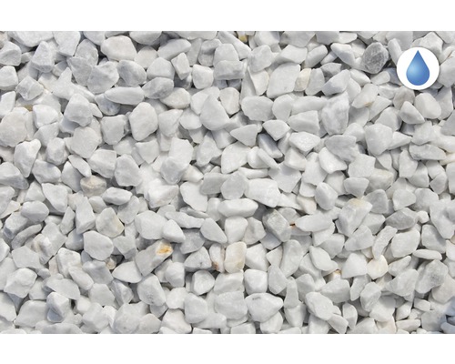 Detailný záber bielych mramorových kamienkov so symbolom vodoodpudivosti