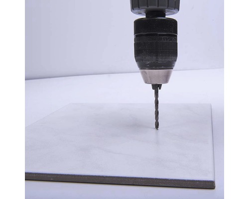 Vŕtačka vŕta otvor do dlaždice