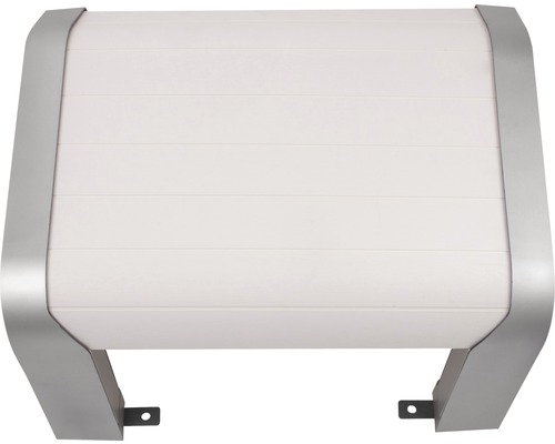 Roletová skrinka v bielej farbe so striebornými držiakmi