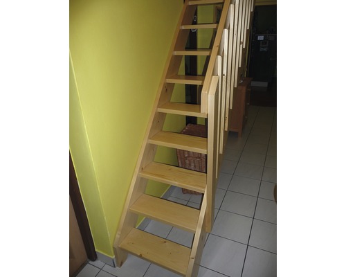 Drevené schodisko v interiéri