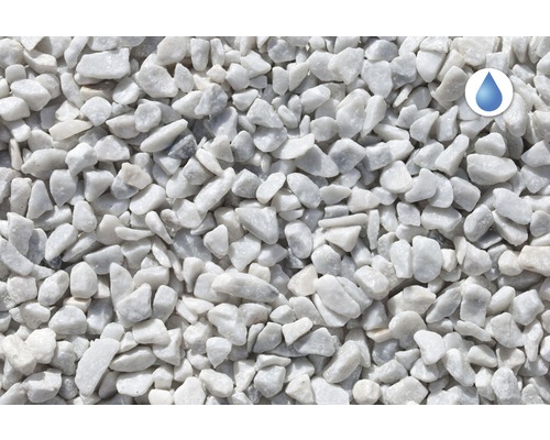 Detailný záber bieleho okrasného štrku