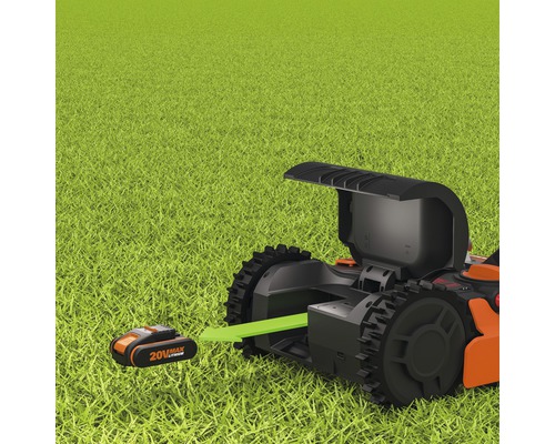 Záhradný traktor s akumulátorom na trávniku