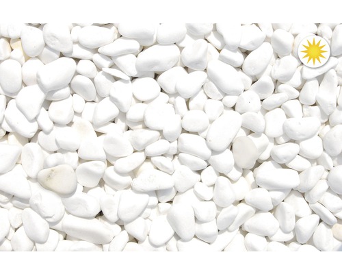 Biele okrasné kamienky ako pozadie