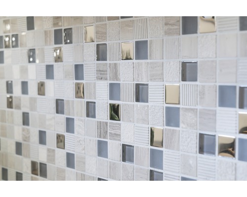 Stena z mozaikových dlaždíc so štvorcovými dlaždicami z rôznych materiálov a povrchov