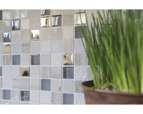 Štvorcové mozaikové dlaždice s rôznymi povrchovými štruktúrami