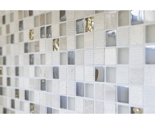 Detail mozaiky s rôznymi povrchmi