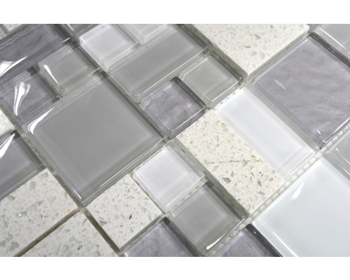 Detailný záber mozaikovej dlaždice zo skla a kameňa