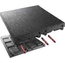 Sivá terasová doska so spojovacími prvkami.