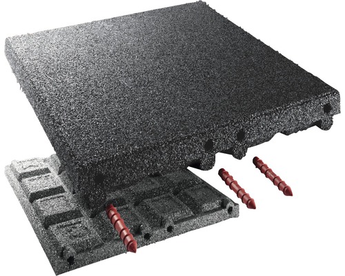 Sivá terasová doska so spojovacími prvkami.