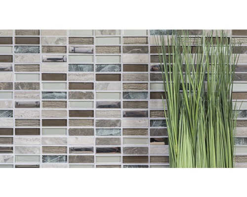 Stena z mozaikových dlaždíc s okrasnou trávou