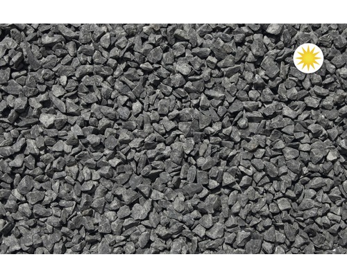 Detailný záber sivých ozdobných štrkov